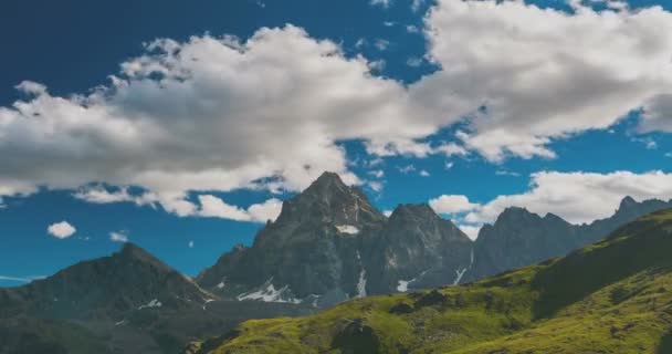 Crêtes montagneuses enneigées et hauts nuages au-dessus des Alpes en été, province de Turin, Italie. Temps écoulé au coucher du soleil. Version statique . — Video