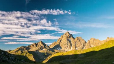 Karlı dağ sırtlar ve bulutlar Alpler hareket yaz, Torino eyaletinin, İtalya ile tepeler. Zaman atlamalı gün batımında.