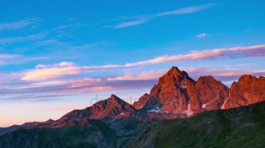 Karlı dağ sırtlar ve bulutlar Alpler hareket yaz, Torino eyaletinin, İtalya ile tepeler. Zaman atlamalı gün batımında.