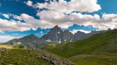 Karlı dağ sırtlar ve bulutlar Alpler hareket yaz, Torino eyaletinin, İtalya ile tepeler. Zaman atlamalı gün batımında.