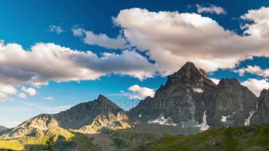 Karlı dağ sırtlar ve bulutlar Alpler hareket yaz, Torino eyaletinin, İtalya ile tepeler. Zaman atlamalı gün batımında.