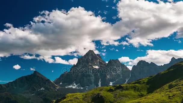 Заснеженные горные хребты и вершины с движущимися облаками над Альпами летом, провинция Торино, Италия. Временной промежуток на закате . — стоковое видео