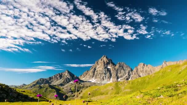 Snowcapped górskie grzbiety i szczyty z poruszające się chmury nad Alpami latem, Prowincja Torino, Włochy. Upływ czasu o zachodzie słońca. — Wideo stockowe