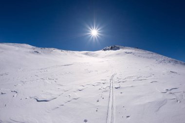 Geniş açı bir kayak merkezi Alp ark kış sezonunda doğan zarif dağ zirveleri ile uzaktan bir bakış. Torino eyaletinin İtalya Fransa sınırında.