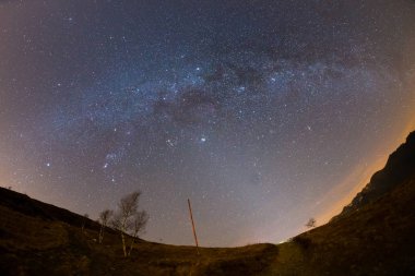 Yıldızlı gökyüzü ve Samanyolu Alpler üzerinde doğal bozulma ve 180 derece görüntü ile balık gözü lens tarafından yakalanan. Andromeda, Ülker, Orion ve Sirio açıkça görülebilir. Düşük dijital gürültü.