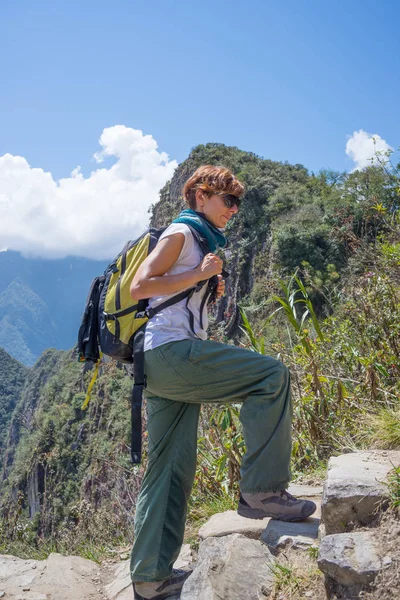 Mochilero explorando el empinado Camino Inca de Machu Picchu, el destino turístico más visitado en Perú. Aventuras de verano en Sudamérica . — Foto de Stock