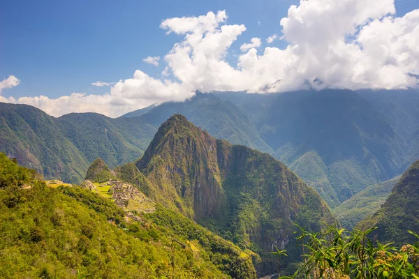 Sitio arqueológico de Machu Picchu y Wayna Picchu iluminados por la luz del sol . — Foto de Stock