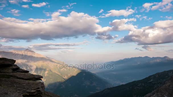 Tidsfördröjning för av Susadalen från solnedgång till natt, Torino provinsen, Italien. Berget åsar och toppar med rörliga moln över Alperna på sommaren. Statisk version. — Stockvideo