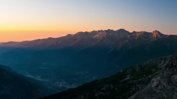 Górskie grzbiety i szczyty oświetlone przez sunrise, upływ czasu. Alpy w lato, doliny Val di Susa, Prowincja Torino, Włochy. Wersji przesuwnej. — Wideo stockowe