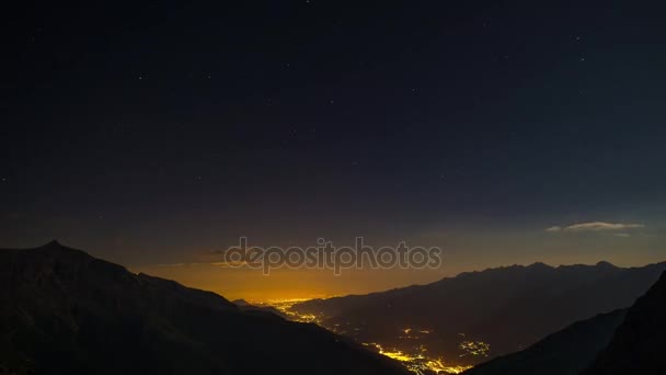 Time lapse of Susa Valley from sunset to night to sunrise, Torino Province, Italie. Crêtes et sommets montagneux avec nuages mouvants, lune tournante et étoiles au-dessus des Alpes en été. Version coulissante . — Video