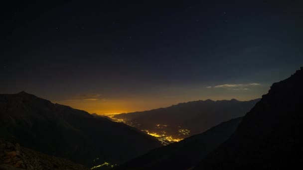 Zeitraffer des Susatals von Sonnenuntergang über Nacht bis Sonnenaufgang, Provinz Torino, Italien. Bergkämme und Gipfel mit beweglichen Wolken, rotierendem Mond und Sternen über den Alpen im Sommer. statische Version. — Stockvideo