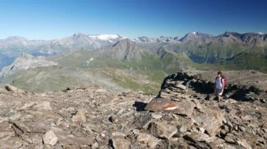 Yüksek irtifa kayalık dağ manzarada trekking kadın. İtalyan Fransız Alpleri maceralara yaz.