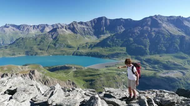 Trekking de mujer en el paisaje rocoso de montaña de gran altitud. Aventuras de verano en los Alpes franceses italianos . — Vídeo de stock