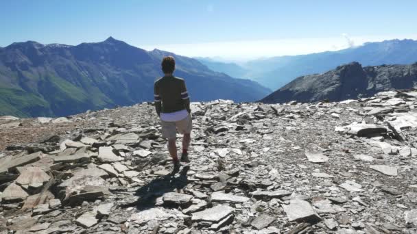 Γυναίκα που περπατά στο τοπίο βραχώδες βουνό υψηλό υψόμετρο. Καλοκαιρινές περιπέτειες στις ιταλικές Άλπεις. Αργή κίνηση — Αρχείο Βίντεο