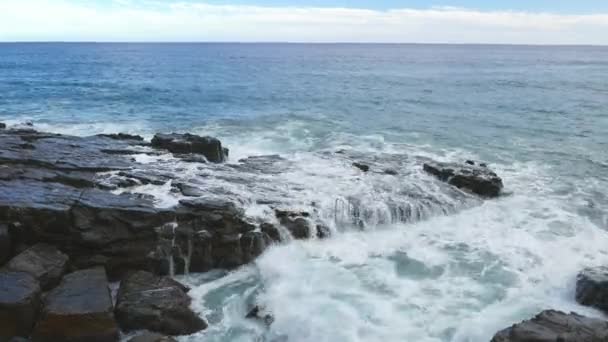 Les vagues de la mer s'écrasent sur la côte rocheuse . — Video