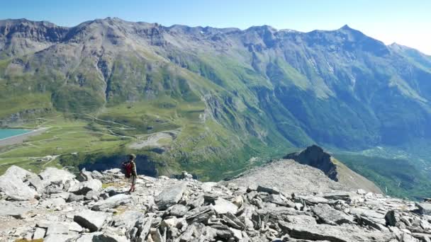 Vrouw lopen in hooggelegen rotsachtige berglandschap. Zomer avonturen op de Italiaanse Franse Alpen. Slow motion. — Stockvideo