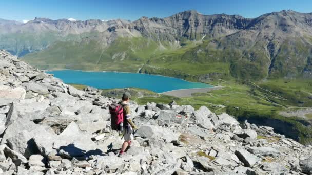 Frau, die in der hoch gelegenen felsigen Berglandschaft wandert. Sommerabenteuer auf den italienischen Alpen. Zeitlupe. — Stockvideo