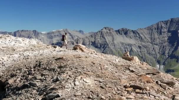 높은 고도 록 키 산에 산책 하는 여자. 이탈리아 프랑스 알프스에서 여름 모험입니다. 슬로우 모션. — 비디오