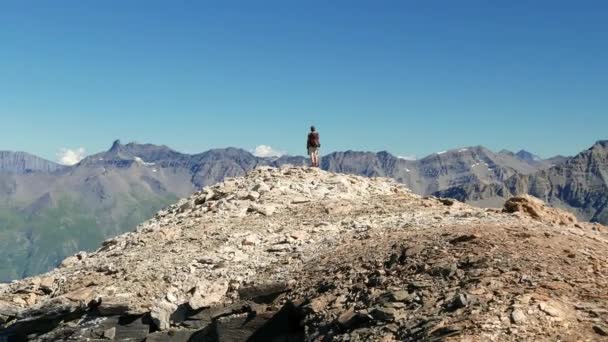 Yüksek irtifa kayalık peyzaj dağın tepesine ulaşan kadın. İtalyan Fransız Alpleri yaz maceralara. Ağır çekim — Stok video