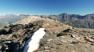     Yüksek irtifa kayalık dağ manzarası içinde yürüyen kadın. İtalyan Fransız Alpleri yaz maceralara. Ağır çekim. 