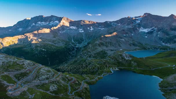 Bergtoppen met gletsjers en bewegende wolken over de Alpen in de zomer, Gran Paradiso en Vanoise National Park, Italië Frankrijk grenzen. Time-lapse bij zonsondergang. Kronkelende weg die leidt naar bergpas. — Stockvideo