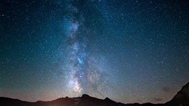 Zaman atlamalı Samanyolu ve yıldızlı gökyüzü görkemli İtalyan Fransız Alpleri üzerinde yaz aylarında döndürme.