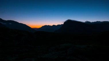 Alpler üzerinde yüksek up gece zaman atlamalı için gün.