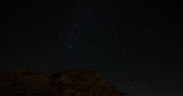 Časová prodleva rotujících hvězd a souhvězdí nad Alpami. Cassiopeia, Orion a Plejády. — Stock video