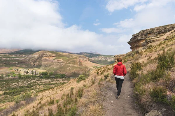 Trekking turístico em trilha marcada no Golden Gate Highlands National Park, África do Sul. Montanhas de mesa cênicas, desfiladeiros e falésias. Aventura e exploração em África . — Fotografia de Stock