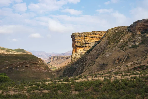 Valles, cañones y acantilados rocosos en el majestuoso Parque Nacional Golden Gate Highlands, principal destino turístico y atracción turística de Sudáfrica . — Foto de Stock