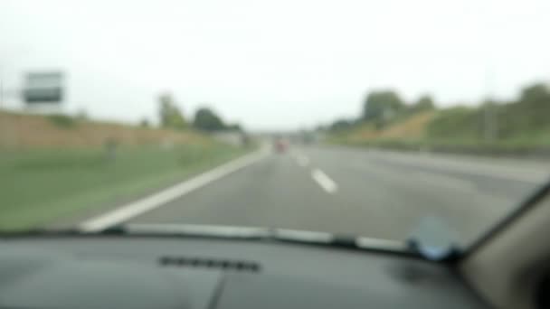 Tráfico borroso y desenfocado en la carretera desde la cámara montada en el automóvil, el punto de vista del pasajero. Movimiento lento . — Vídeos de Stock