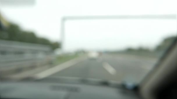 Traffico sfocato e sfocato in autostrada dalla telecamera montata su auto, punto di vista del passeggero. Rallentatore . — Video Stock