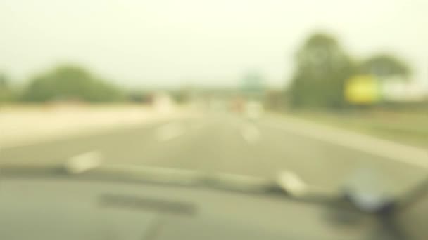 Verschwommen und defokussiert Verkehr auf der Autobahn aus Auto montiert Kamera, Beifahrer-Sicht. Vintage Filter, getöntes Bild. — Stockvideo