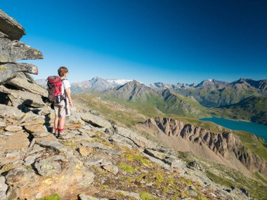 Yüksek irtifa kayalık dağ manzarada trekking kadın. İtalyan Fransız Alpleri maceralara yaz
