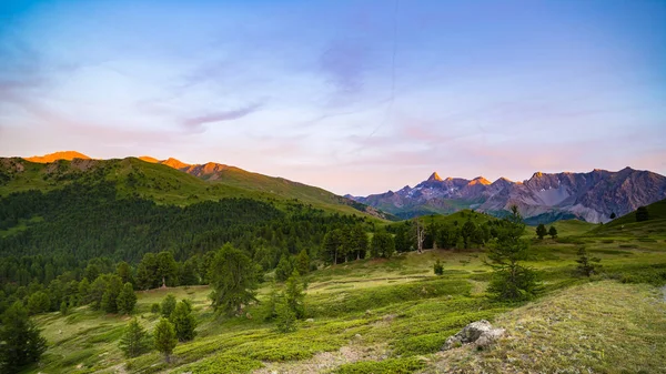 Färgglada solljus på den majestätiska bergstoppar, skogsmark och dalar av italienska franska Alperna. — Stockfoto