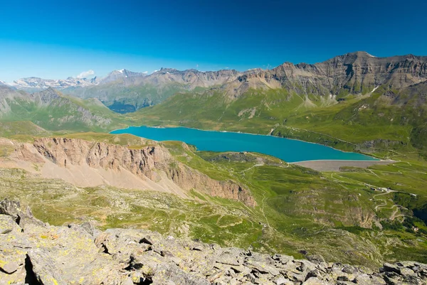 Hooggelegen blue lake, dam op de Italiaanse Franse Alpen. Uitgebreide weergave van bovenaf, duidelijke blauwe hemel. — Stockfoto