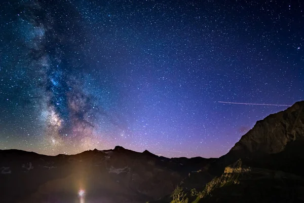 El colorido arco de la Vía Láctea y el cielo estrellado desde lo alto de los Alpes . — Foto de Stock