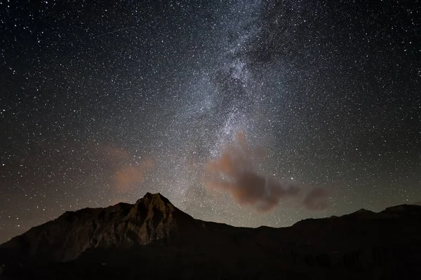 El colorido arco de la Vía Láctea y el cielo estrellado desde lo alto de los Alpes . —  Fotos de Stock