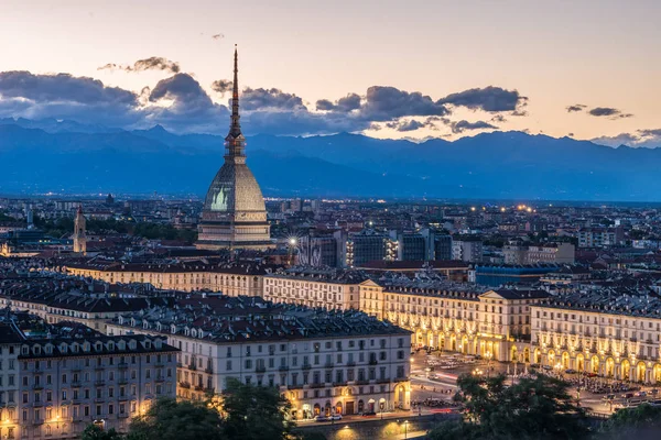 Torino Cityscape, Italia. Siluetinin panoramik Torino, İtalya ' nın parlayan şehir ışıkları ile alacakaranlıkta. Işıklı, Mole Antonelliana doğal etkisi. — Stok fotoğraf