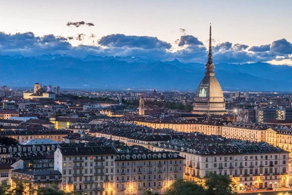 Torino Cityscape, Italia. Siluetinin panoramik Torino, İtalya ' nın parlayan şehir ışıkları ile alacakaranlıkta. Işıklı, Mole Antonelliana doğal etkisi.