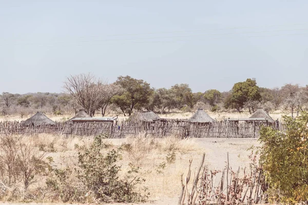 Грязная солома и деревянная хижина с соломенной крышей в кустах. Местная деревня в сельской местности Каприви, самый населенный район в Намибии, Африка. — стоковое фото