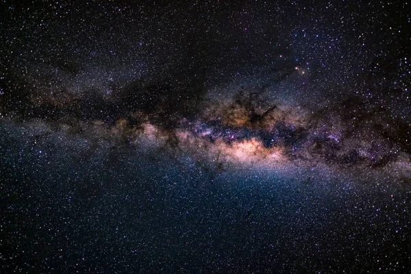 Calea Lactee australă, cu detalii despre miezul său colorat, remarcabil de luminos. Capturat din emisfera sudică . — Fotografie, imagine de stoc