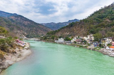 Rishikesh, kutsal şehir ve Hindistan'da seyahat hedef dramatik gökyüzü. Renkli gökyüzü ve bulutlar Ganj Nehri üzerinde yansıtan. 