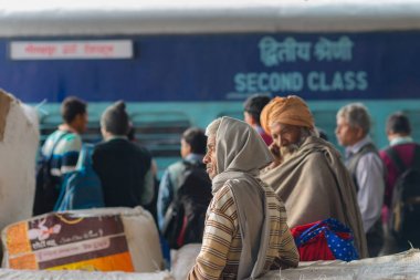 Haridwar, Hindistan - 11 Mart 2017: Haridwar, Hindistan tren istasyonundaki fakir insanlar. Hindistan 'daki en ucuz ikinci sınıf tren..