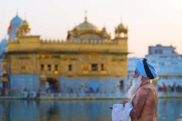 Tourists and worshipper walking inside the Golden Temple complex at Amritsar, Punjab, India, the most sacred icon and worship place of Sikh religion. Blurred motion, long exposure. — Stock Photo, Image