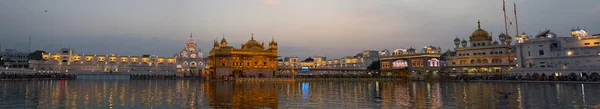 De gouden tempel in Amritsar, Punjab, India, de heiligste pictogram en aanbidding plaats van de Sikh religie. Verlicht in de nacht, tot uiting op meer. — Stockfoto