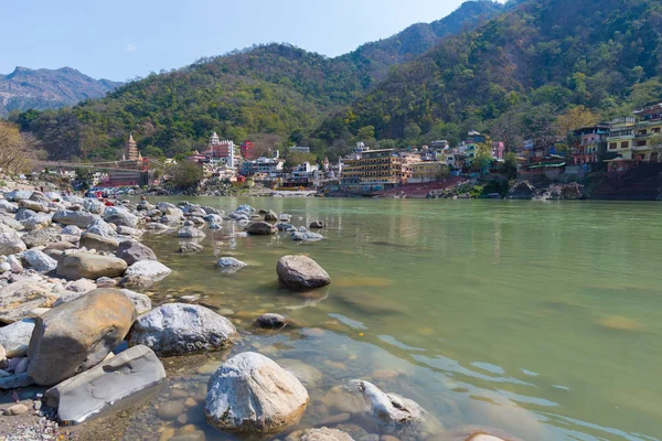 Rishikesh, ciudad santa y destino turístico en la India, famoso por las clases de yoga. Cielo despejado y río Ganges transparente . —  Fotos de Stock