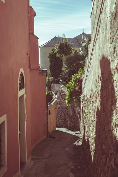 Narrow alleys, historical old ancient town in Italy, architectural details, toned image, vintage filter, split toning. — Stock Photo, Image