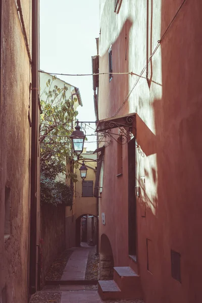 Úzkými uličkami, historické staré starobylé město v Itálii, architektonické detaily, tónovaný obrázek, Starý filtr, rozdělené tónování. — Stock fotografie