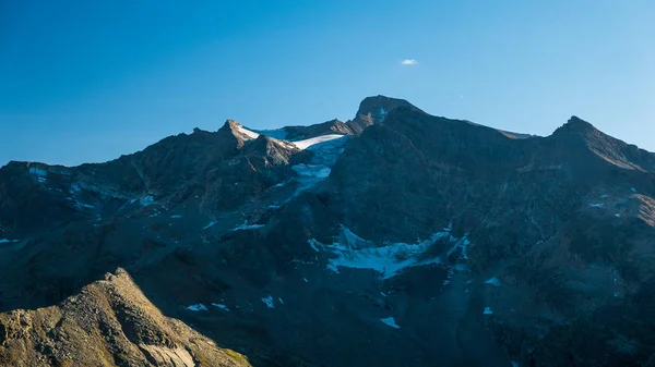 Naplemente fény, a nyugdíjba vonuló haldokló gleccserek az olasz francia Alpok felett. Éghajlat változás fogalma. — Stock Fotó